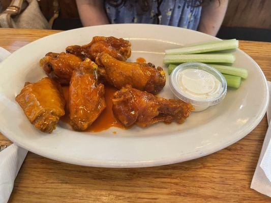 Buffalo wings with celery