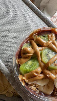 Acai Banana Berry Bowl +kiwi +peanut butter