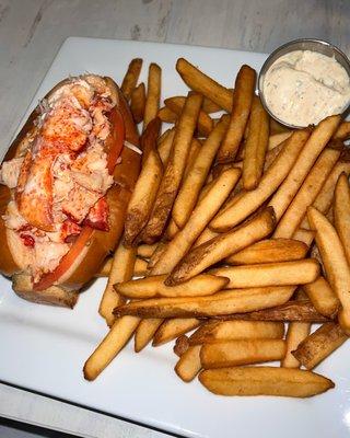 Lobster Roll (dill mayo on the side)