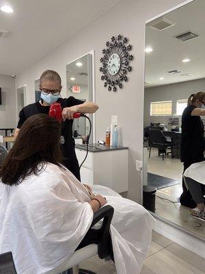 Gloria cutting hair