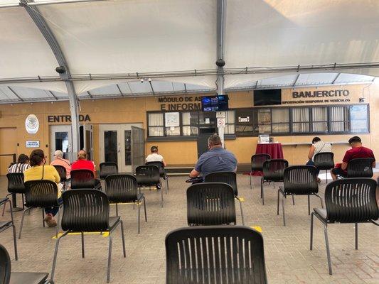 Esperan a que se junte gente para empezar a dar los pasaportes ‍‍ pésima atención