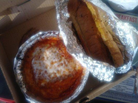 Lasagna & garlic bread