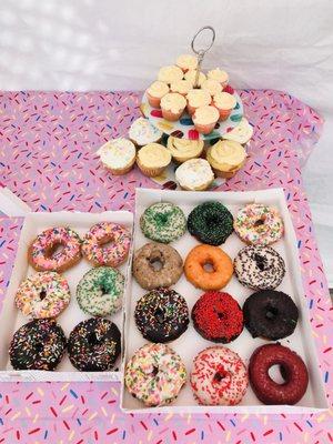 I bought donuts for my daughter's first birthday and everyone loved it! They were so cute, colorful, and delicious! Thank you Mrs. Lee!