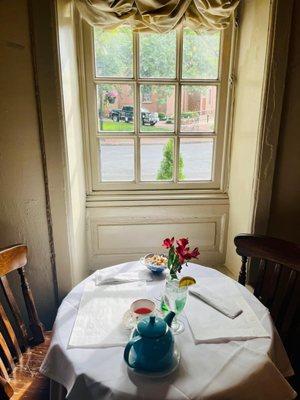 My favorite table for breakfast.