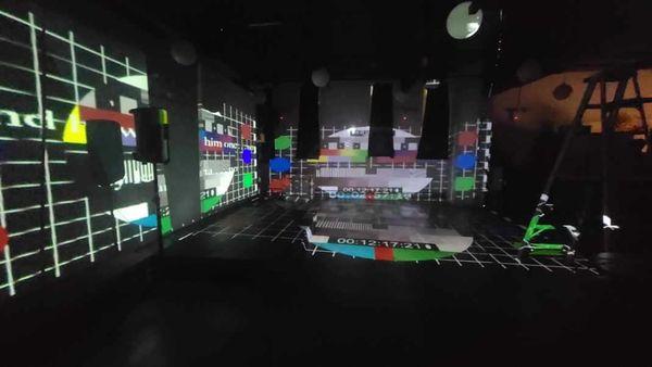 Floor and wall mapped projection space