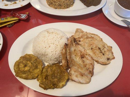 Pechuga Asada Arroz blanco con tostones