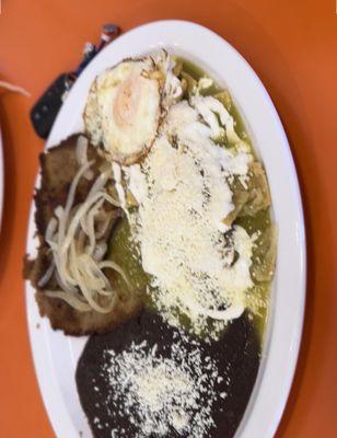 Chilaquiles verdes con milanesa