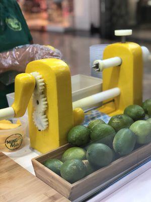 What they use to shave the mango