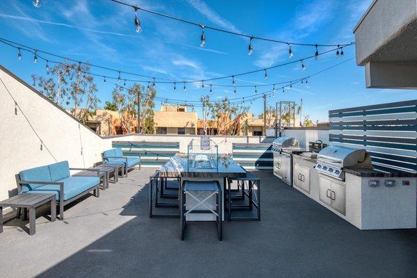 The Blake LA - Rooftop Terrace and BBQ Area