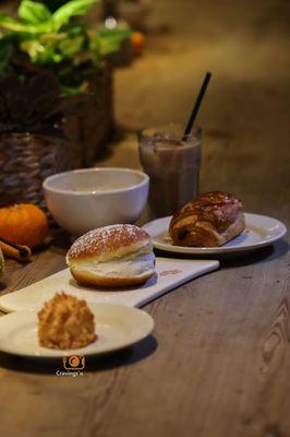 Coconut macaroon, french cream donut,  chocolat croissant