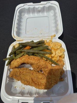 Fried fish with mac and cheese and string beans