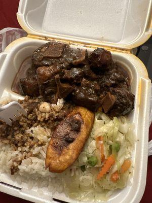 Oxtails, white rice, cabbage and plantain