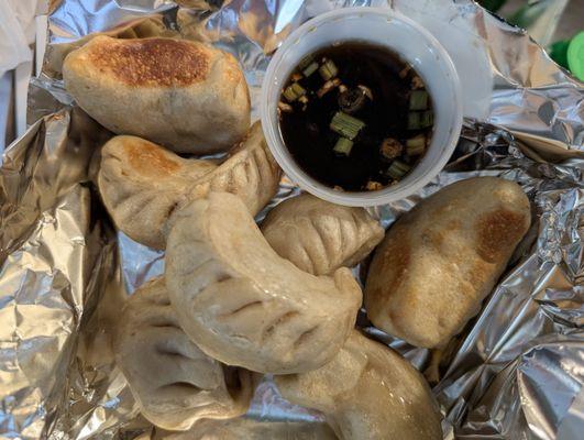 Steamed dumplings with dipping sauce