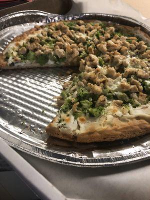 Gluten free white crispy pizza with chopped grilled chicken, chopped broccoli and garlic.