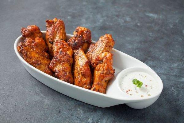 Classic Wings, come in a 4 / 10 / 25 pieces in 6 flavors! Plain, Lemon Pepper, Barbeque, Garlic Parmesan, Mango Habanero, Buffalo. Try all!