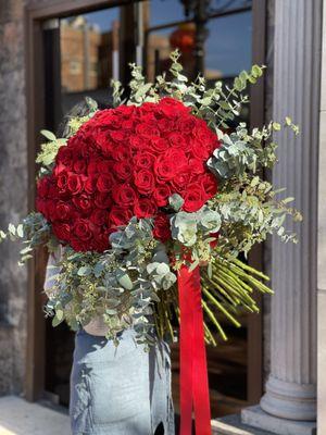 Absolutely amazing 100 Long Stem Roses are perfect for Valentine's Day.