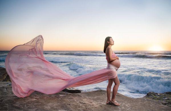 Maternity photo by Luyi Zhao Photos