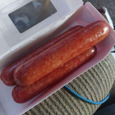 Asked for 3 hotdogs and tbis is how the served thrm, Hot dogs in 1 container.