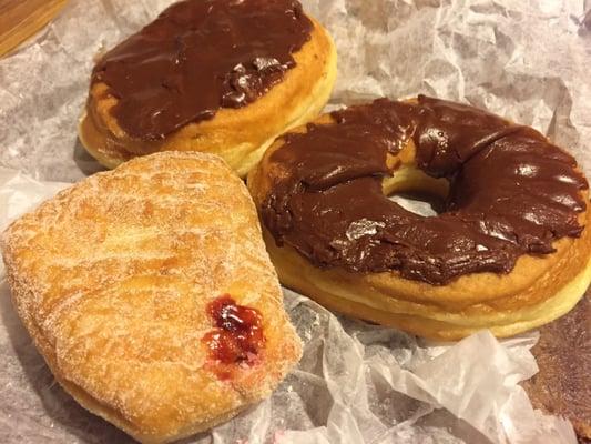 Great quality old-fashioned donuts.I love their sboston cream pie while the most popular items were black raspberry & chocolate