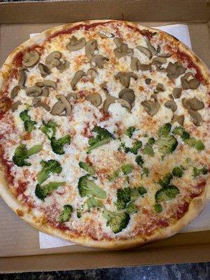 Pizza half broccoli half mushroom