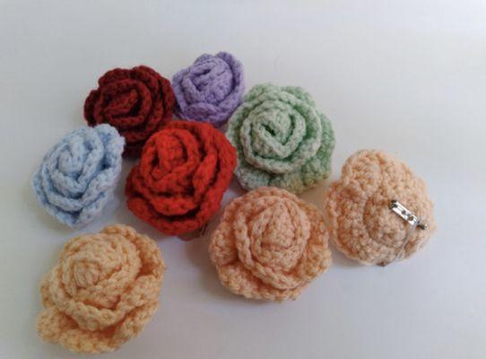 Yarn broches