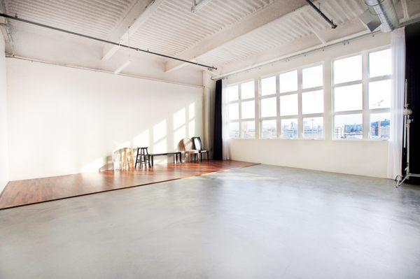 Daylight rental studio for photography or video shoots, meetings and small events.