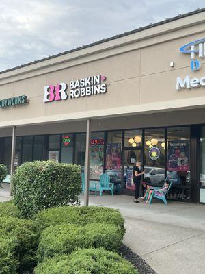 Outside of Baskin-Robbins in Guilderland, NY