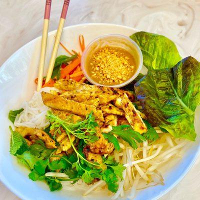 Wow, that's fresh! A cold noodle salad perfect on a hot day! Made with grilled chicken or tofu.