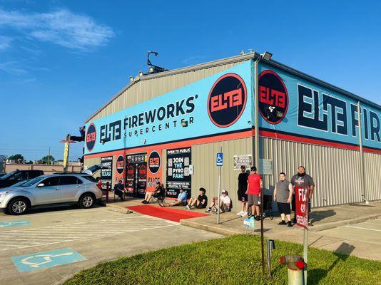 Elite Fireworks Supercenter - Customers waiting hours before opening.