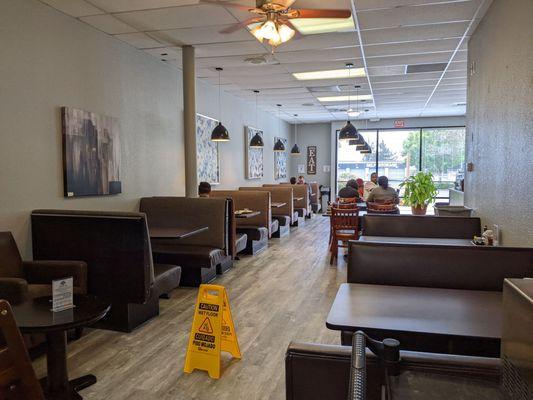 Side dining room - plenty of seats even on a Saturday morning