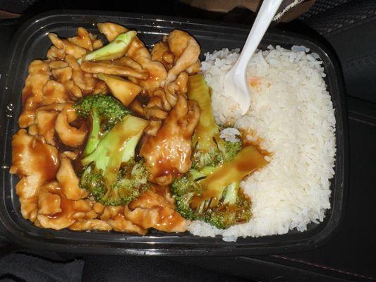 Chicken and broccoli with white rice and it comes with an egg roll .