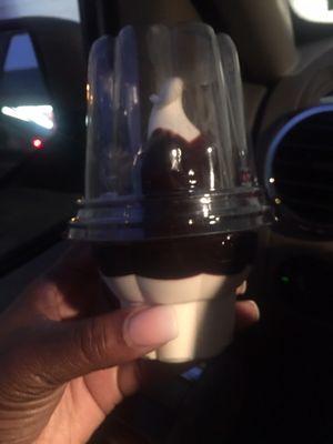 Hot fudge sundae