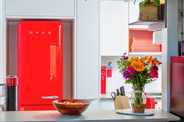 Leicht Kitchen in laminate Merino with Open Shelf Unit in lacquered Cayenne