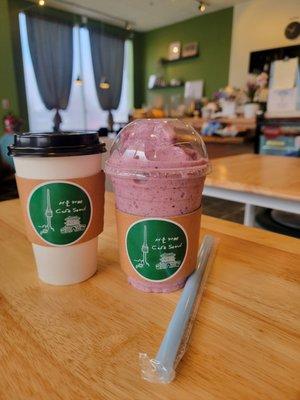 Blueberry yogurt smoothie & red bean latte