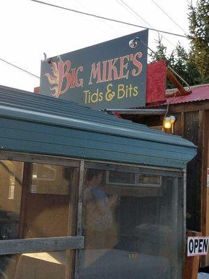 Kiosk at back to pick up food...structure at front is screened in 'shed' for on site dining during good weather