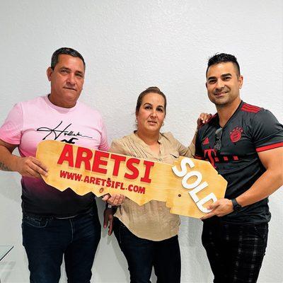 We want to congratulate the agent Angel Gonzalez from Lantes Realty Group, who made a great closing in this deal