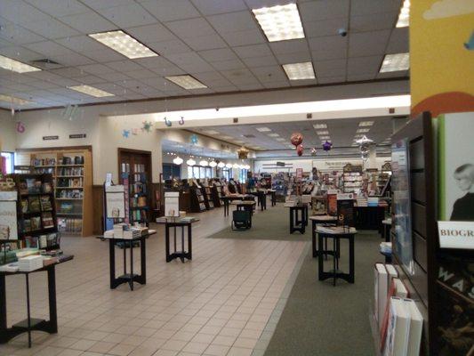 No lines and a million books. A very good mix