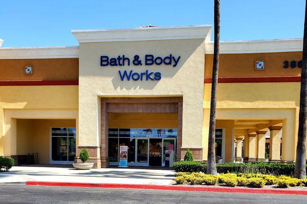 Love that this Bath & Body Works (B&BW) is a stand alone store (not inside a mall) at the Chino Spectrum next to Target, yay!