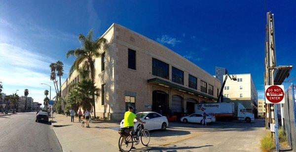 Nice view of during the week pedestrian traffic on the alleyway, where the docks are located for shipping & receiving