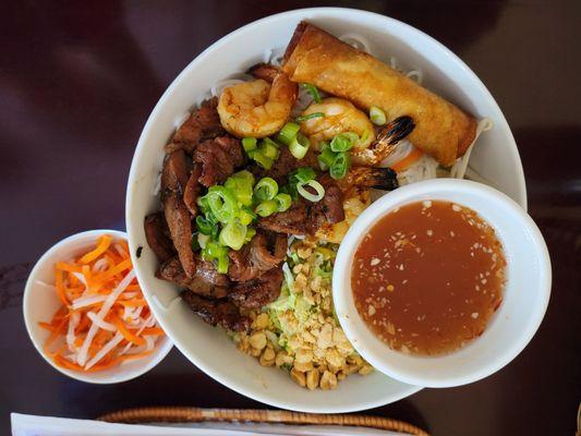 Vermicelli noodle combo: egg roll, shrimps and grilled pork