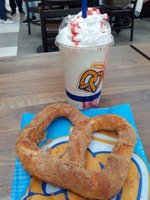 Cinnamon pretzel