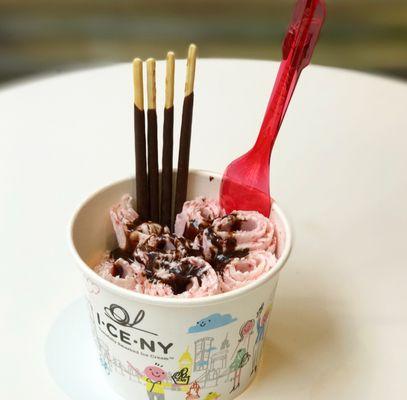 Vanilla ice cream, with strawberries, chocolate sauce and chocolate Pocky