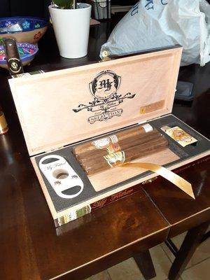 Surprised to open the "seal" and fing 3 cigars misding