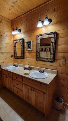 Hidden Valley Paradise cabin. Terrace level bathroom.