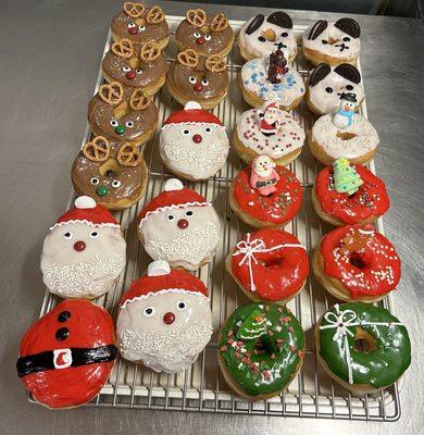 Please come to get your Christmas donuts