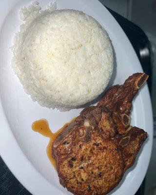 Chuleta frita con arroz blanco / fried pork shop with white rice.