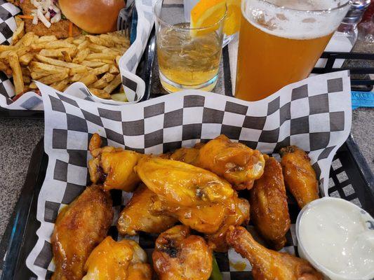 Great wings at the newly reopened Liquid Noise.  The Carolina Gold wings are delicious.   It paired well with their Hypnotic Haze IPA.