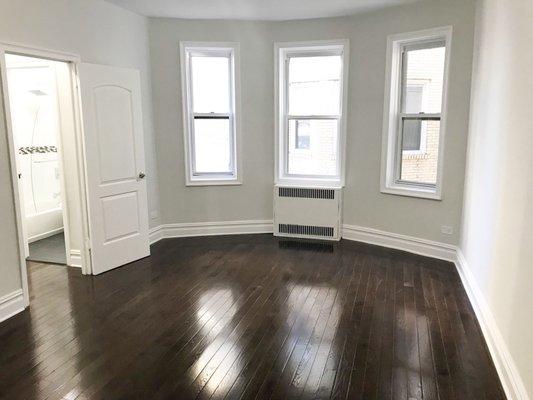 Jackson Heights Classic Prewar 2br in the Historic District $539k