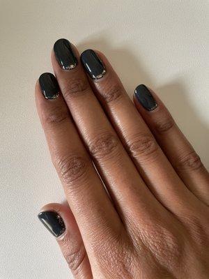 Classy glitter accent on dark grey gel credit: Alice