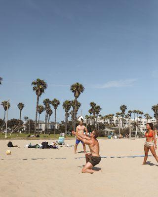 Santa Monica Beach Volleyball - offers 3 different levels of classes. Beginners (no experience needed), intermediate, and advanced.